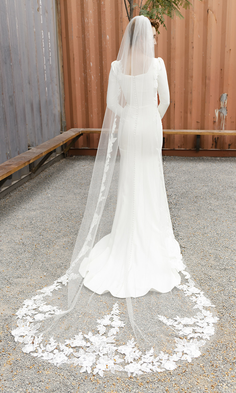 En Vogue Bridal Style V2289C - English Tulle Veil With Beaded Lace  Appliques - 108 Inches