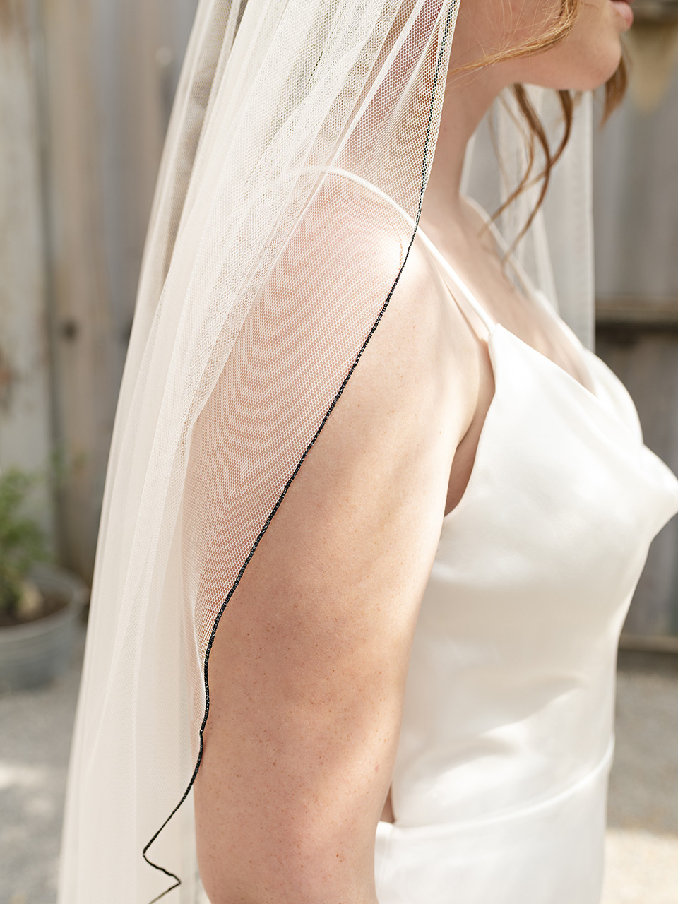 En Vogue Bridal Style V2292SF - English Luxe Tulle Veil With Serged Edge - 41 Inches