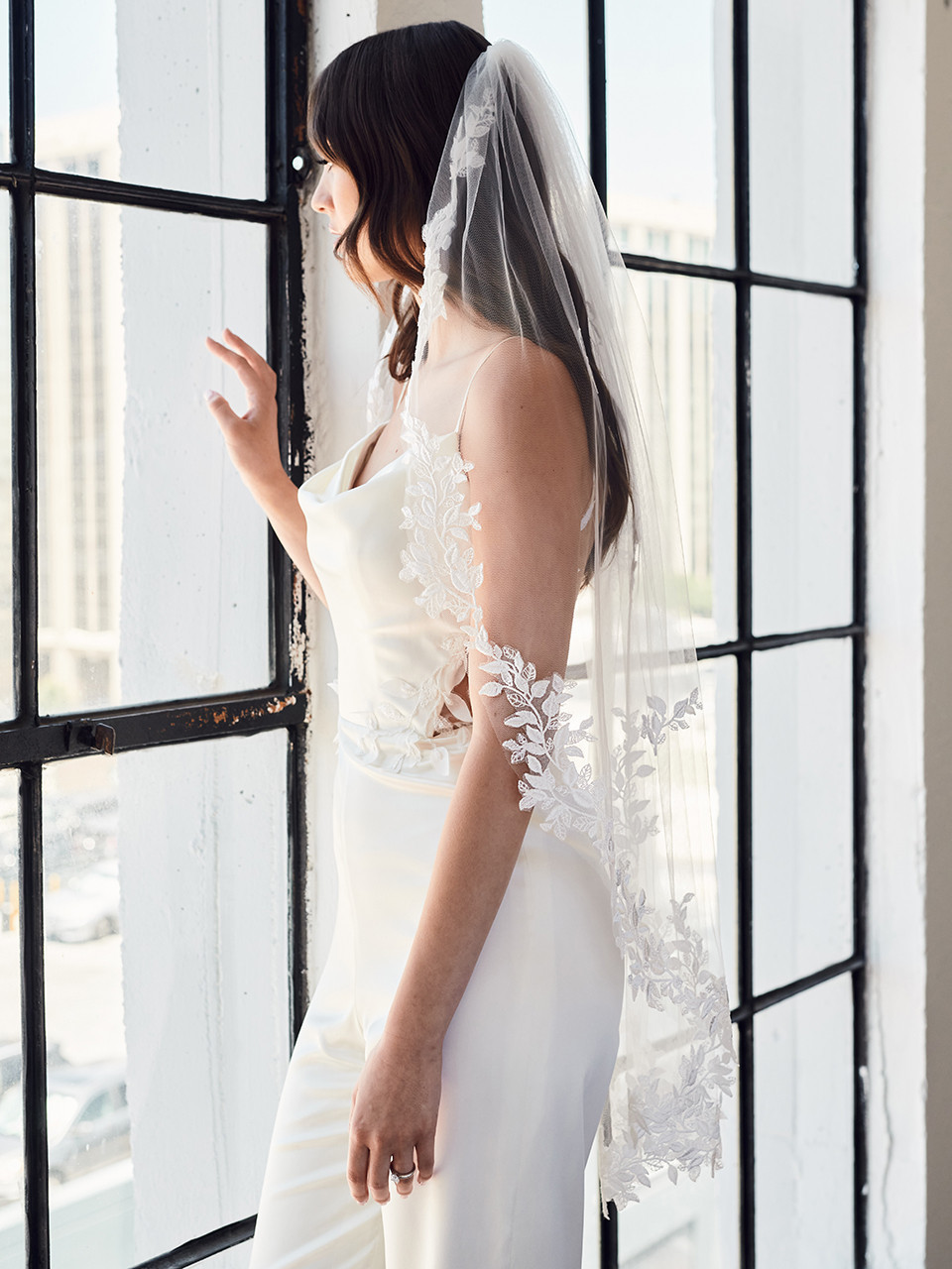 En Vogue Royal Cathedral Bridal Veil V2390RC - Leaf lace edging and  scattered leaf lace appliques - 132L