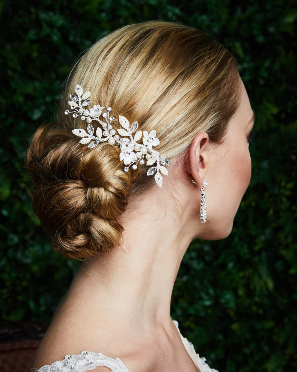 Marionat 9252 Pearl And Rhinestone Clip With Porcelain Flowers