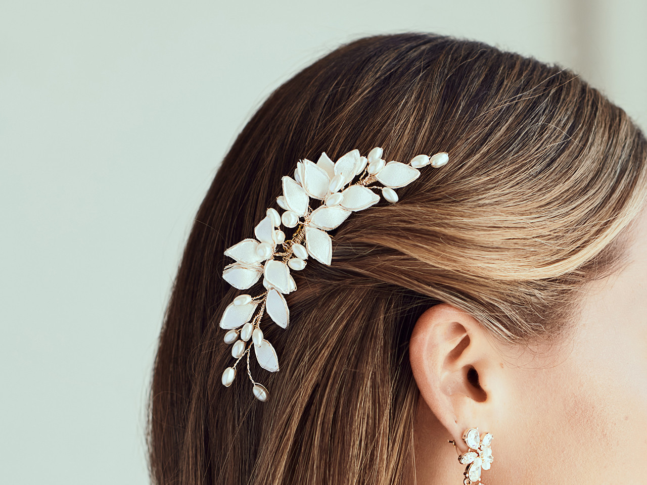 En Vogue HC2328 Fabric leaf design and pearl beads