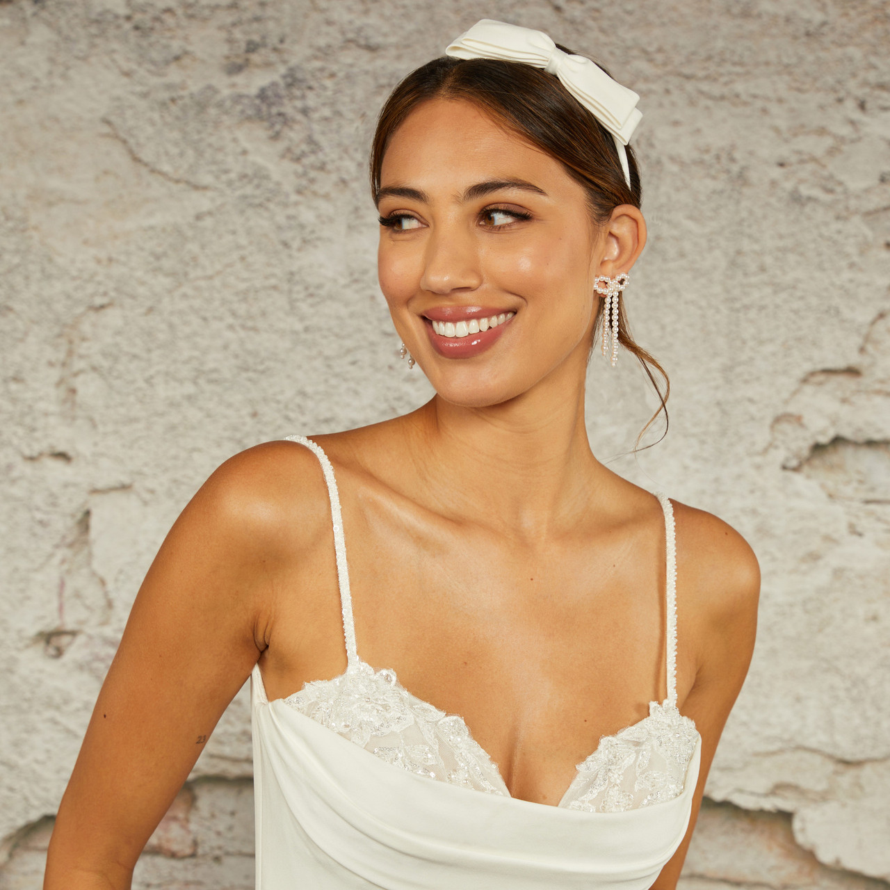 En Vogue Bow Pearl Bridal Earrings | E2454