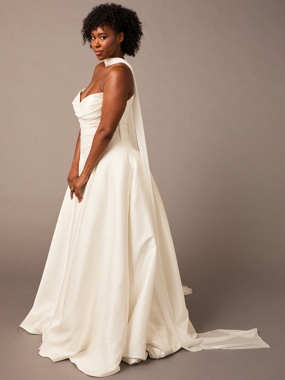 En Vogue Bridal SC2605 - Crinkle chiffon neck scarf with finished edge