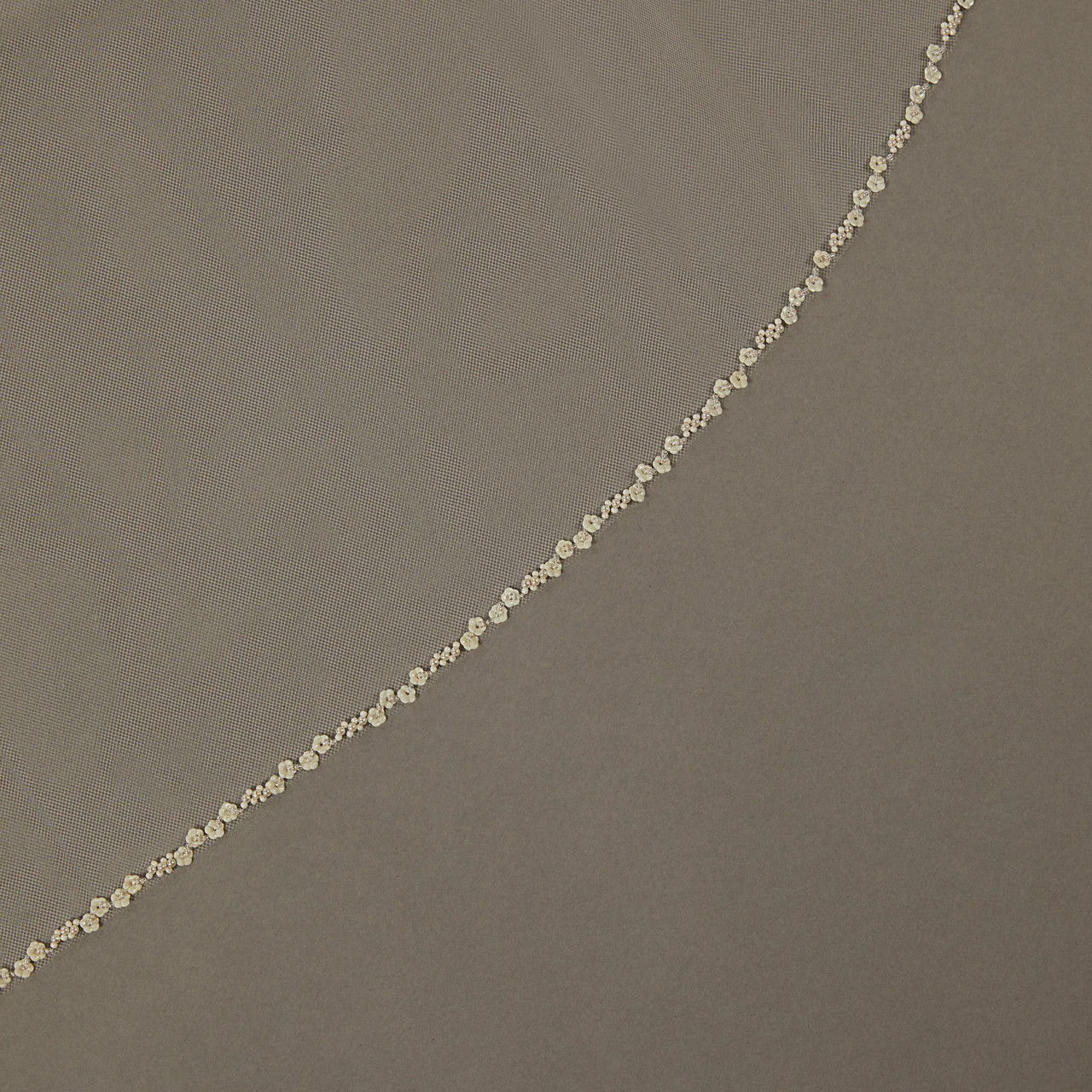 En Vogue Bridal Veil V2484SF -  Pearl Bead, Opaque Ivory Seed Bead, Clear Seed Bead, and Decorative Metal Flowers Edge