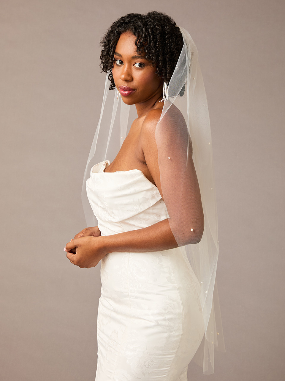 En Vogue Bridal Veil V2585SF - Scattered Crystals, Cultured Pearls and Unfinished Edge