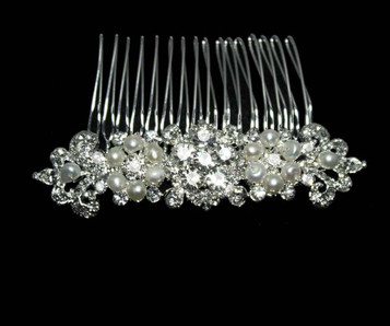 Noelle & Ava Floral comb of fresh water pearl flowers