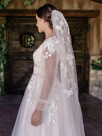 En Vogue Royal Cathedral Bridal Veil V2390RC - Leaf lace edging and  scattered leaf lace appliques - 132L