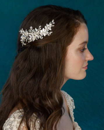 Marionat 8971 Rhinestone and pearl clip with metal leaves