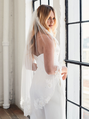 Short Veil with Lace Fabric Flowers