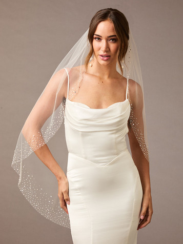 En Vogue Bridal Veil V2584SF - Scattered Bead, Pearl Bead, and Rhinestone Design, Thicker at The Bottom Center and Tapering Thinner Up To Comb 