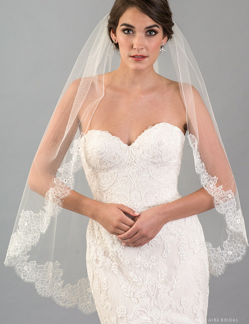 Bel Aire Wedding Veils V7417 - 1-tier fingertip veil with rolled edge and  delicate French Chantilly lace