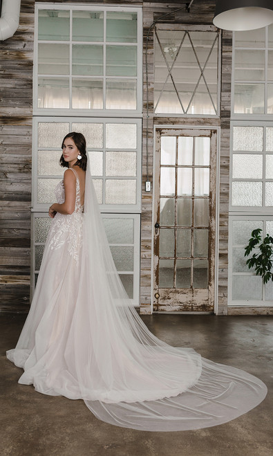 En Vogue Bridal Style V2103C - Raw edge Italian tulle veil  display picture 3