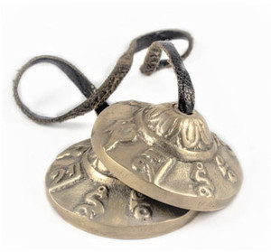 High quality tingsha cymbal
Handmade bronze Tingsha cymbal with auspicious Tibetan mantra om mani padme hum.

These are tied together with high quality durable leather cord.

Tingsha cymbals are meditation bells used by Buddhists during prayers and rituals.

They are also used to heal auras and can be rung at any time when one wants to achieve a calm and meditative state of mind.

Tingsha can be part of a home altar or shrine and can easily be transported to use in a garden, yoga center, or other setting.

Types/Material : Bronze