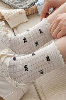 Scalloped Bow Print Socks