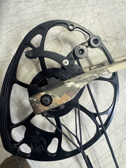 mathews atlas compound bow RH 65# 30.5DL