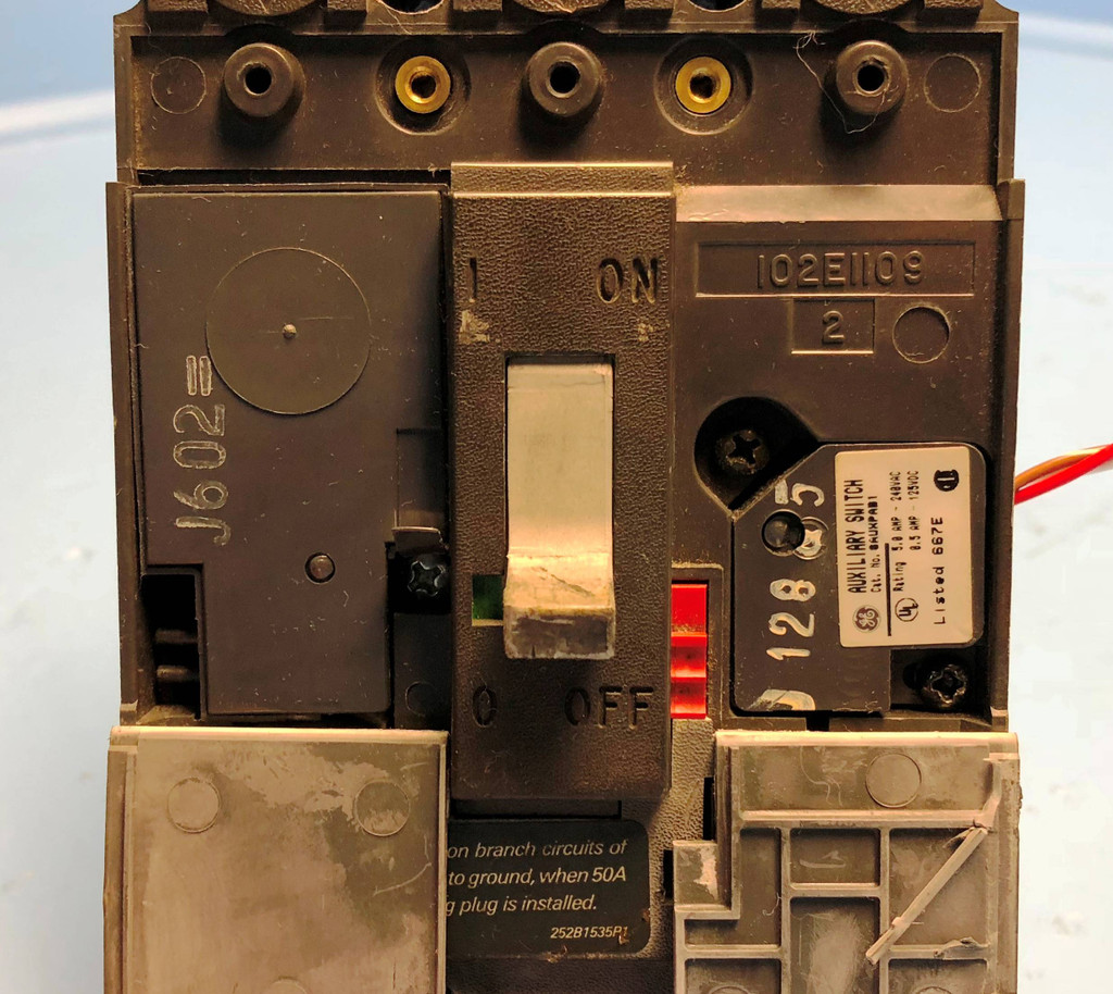 GE SELA36AT0030 30A Spectra Circuit Breaker w Aux & 15 Amp Plug General Electric (EM2899-1)