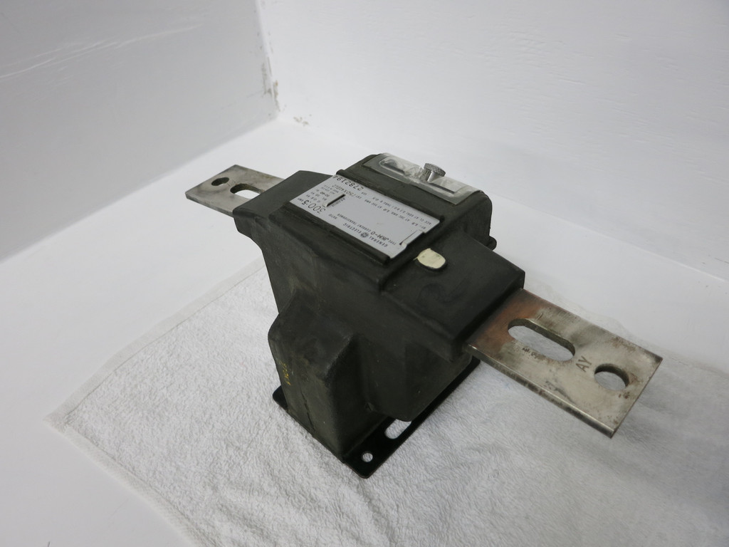 GE General Electric 750X41G12 CT Current Transformer Type JKM-0 Ratio 300:5 Amp (GA0099-8)