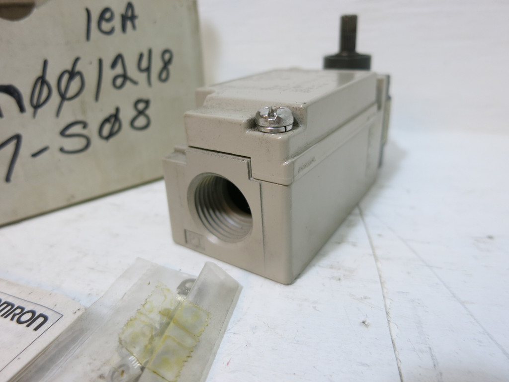 NEW Omron D4A-2717N Limit Switch B600 3,4,4X,6P,13 D4A-0700N Body D4A2717N (DW5090-1)