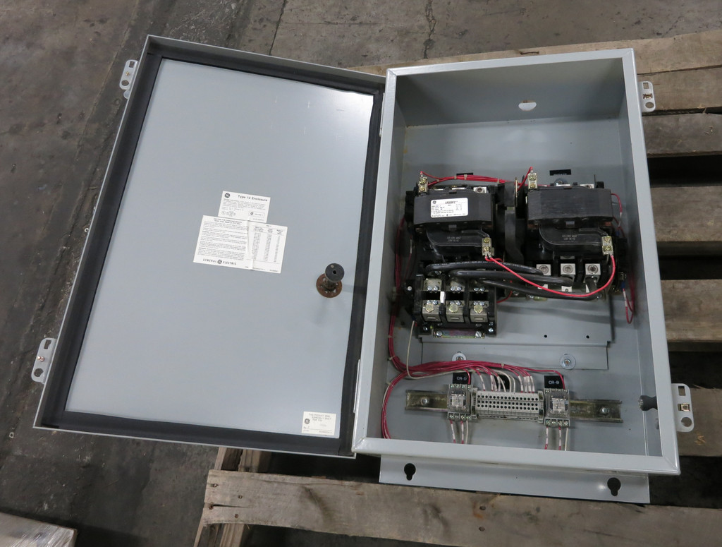 GE CR309F2** Enclosed Size 4 Reversing Motor Starter 135A 100HP Type 12 300-Line (DW6182-1)