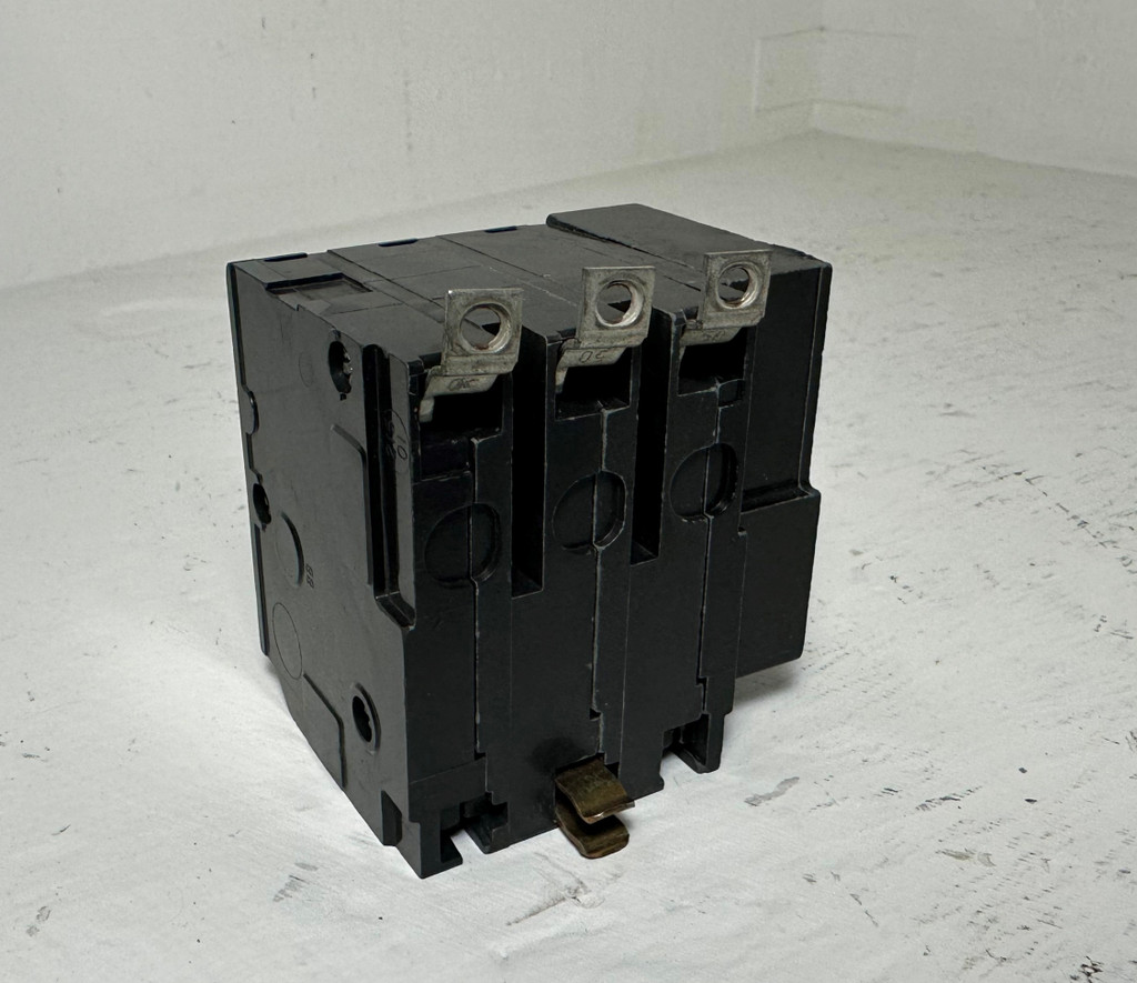 Square D QOB3301021 30A Circuit Breaker w/ Shunt Trip 240 VAC QOB 3 Pole 30 Amp (EM5095-43)