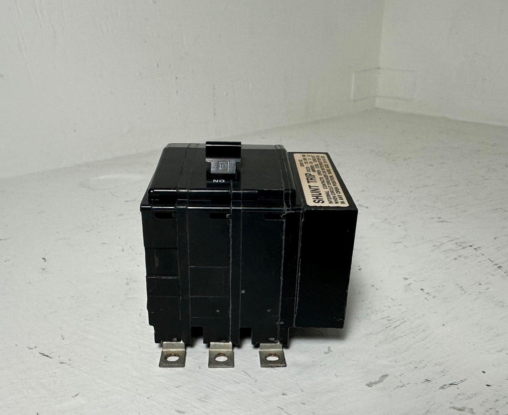 Square D QOB3301021 30A Circuit Breaker w/ Shunt Trip 240 VAC QOB 3 Pole 30 Amp (EM5095-43)