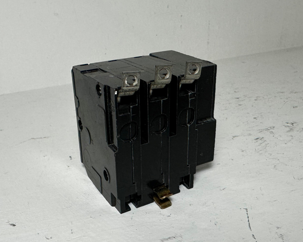 Square D QOB3101021 10A Circuit Breaker w/ Shunt Trip 240 VAC QOB 3 Pole 10 Amp (EM5093-15)