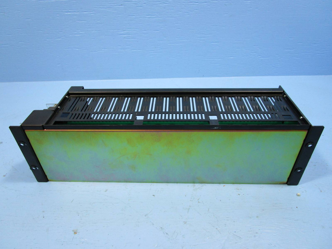 Yokogawa MHC-30*A Signal Conditioner Nest PLC Module Rack Chassis 24 VDC 1.6A (NP0792-3)