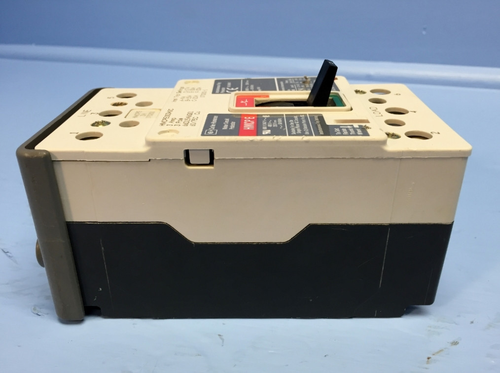 Cutler Hammer HMCPE003A0C 3 Amp Circuit Breaker w/ Aux HMCP E Westinghouse 3A (EM1080-1)