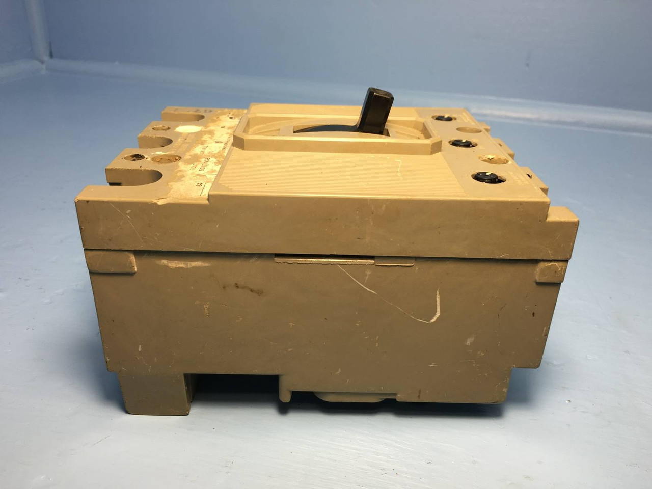 ITE Siemens HE3-A010 10A Circuit Breaker HE3A010 Gould I-T-E 10 Amp bad label (EM1220-64)