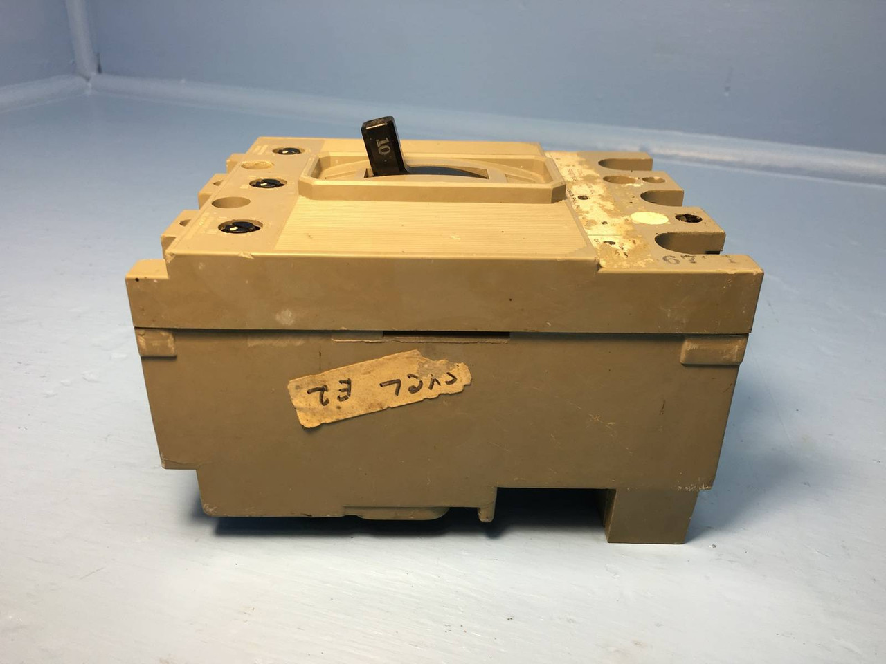 ITE Siemens HE3-A010 10A Circuit Breaker HE3A010 Gould I-T-E 10 Amp bad label (EM1220-64)