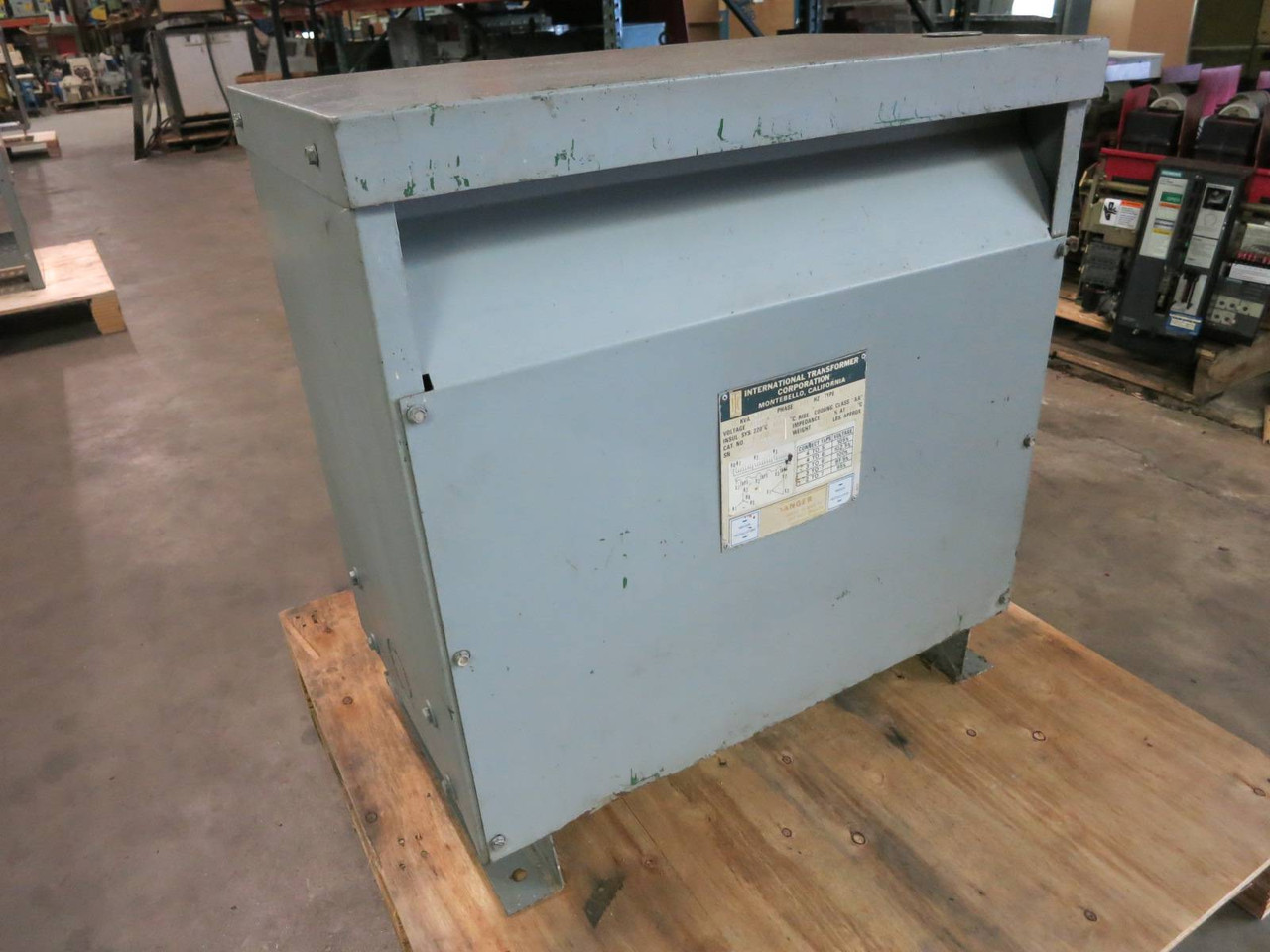 International 34 kVA 480Y/277 - 320 Delta 2656H3DC 3PH Transformer 34kVA 480 Y V (PM1981-1)