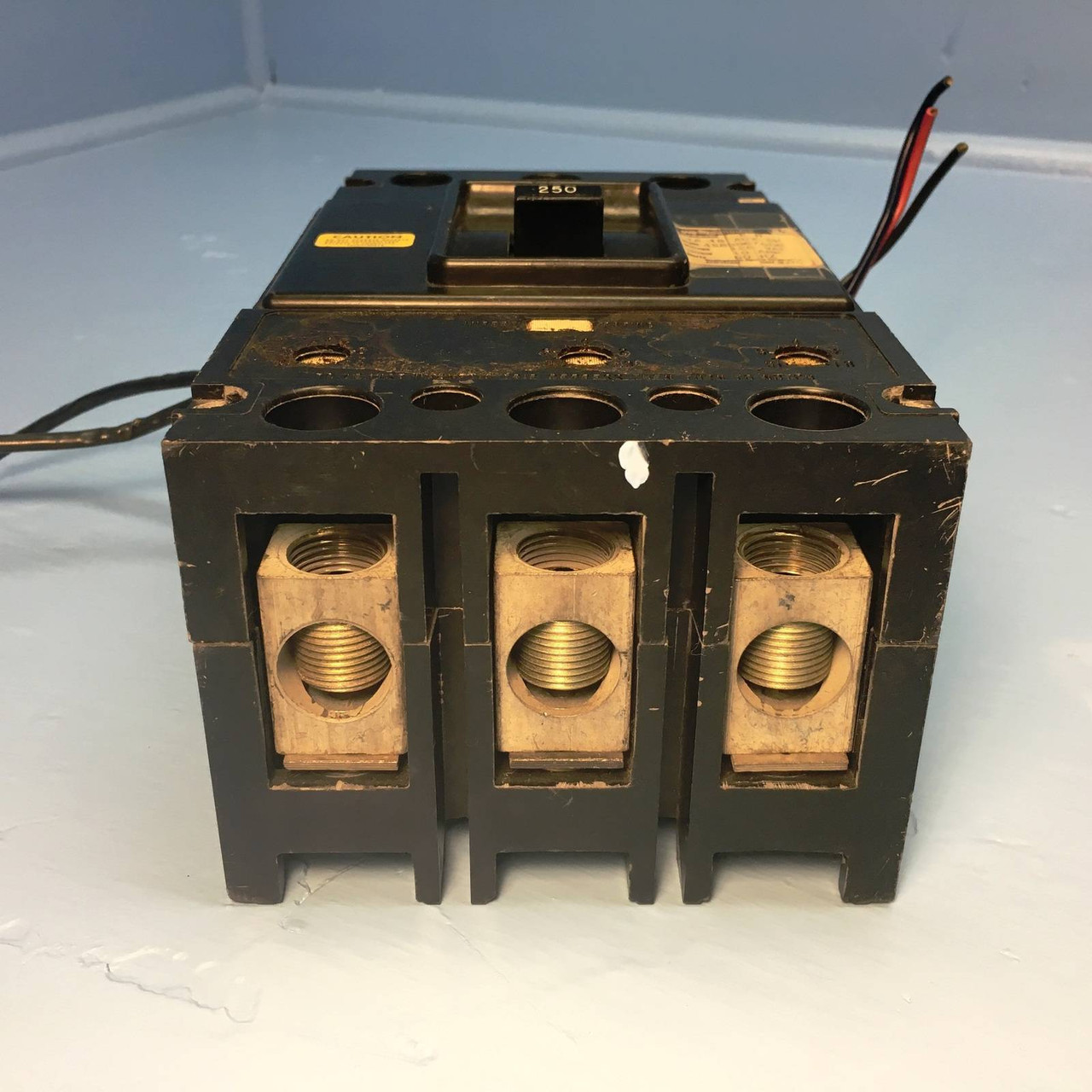 CH Westinghouse DA3250 400A Circuit Breaker w/ 250 Amp Trip & Aux 3 Pole DA-3250 (EM1655-1)