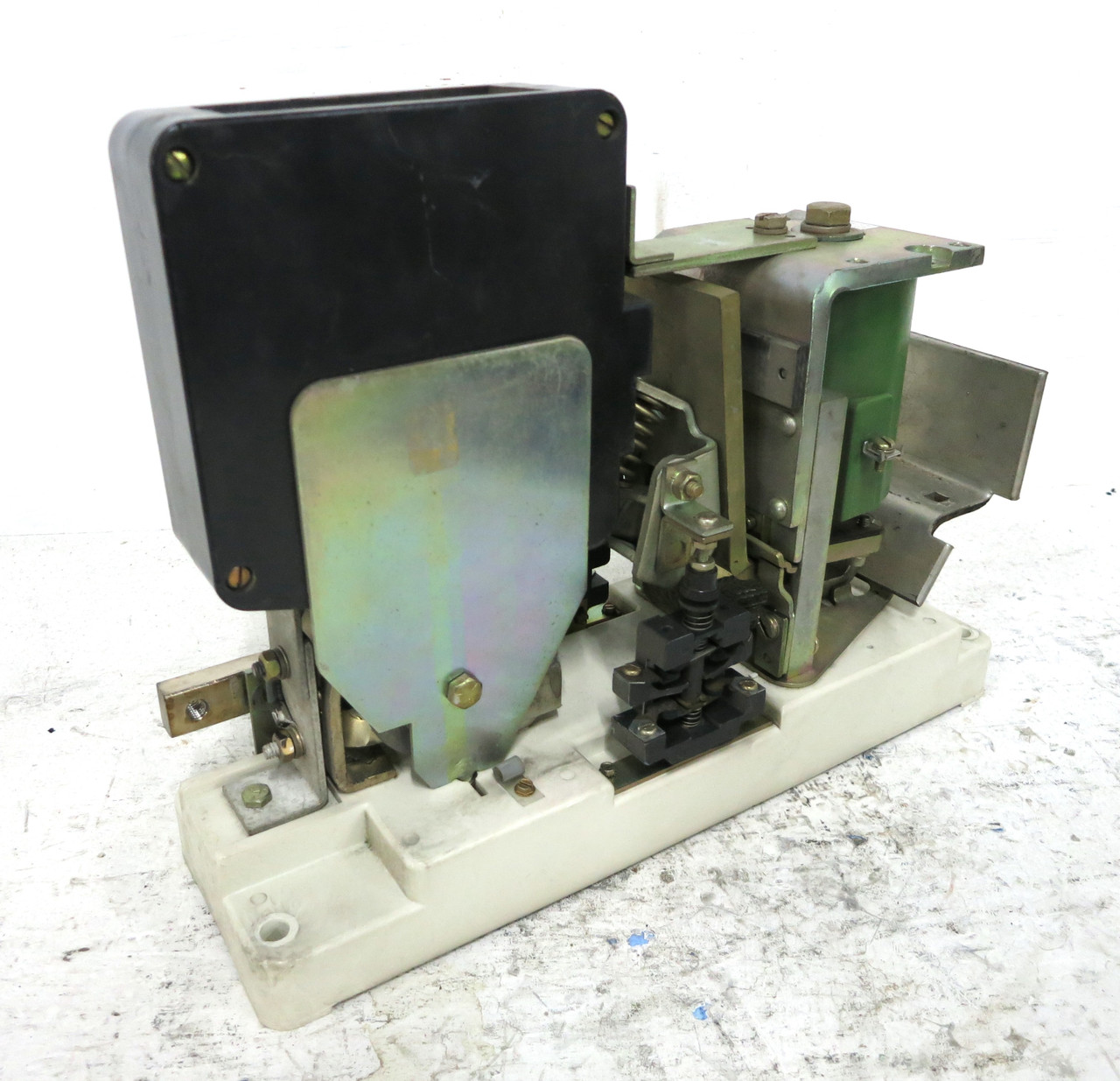 GE 7A01LXA003XT 900A DC Contactor 600V 120 VDC Coil DS303A 900 Amp (EBI1757-3)