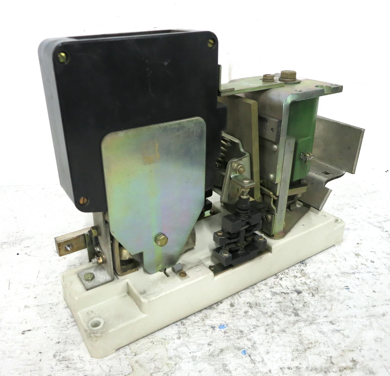 GE 7A01LXA003XT 900A DC Contactor 600V 120 VDC Coil DS303A 900 Amp (EBI1757-3)