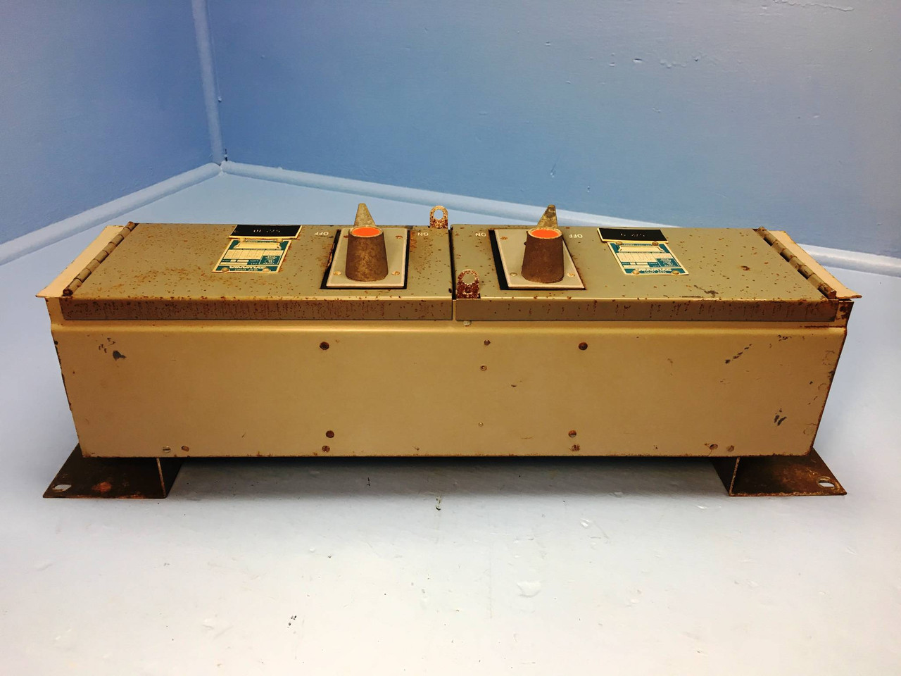 Sylvania QSFT353R 30A QSF Twin Fusible Panelboard Switch 3 Pole 30 Amp Rusty (EM1948-56)