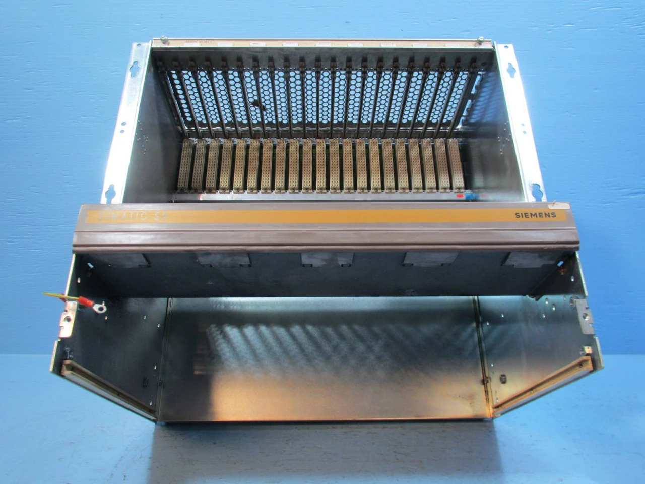Siemens 6ES5184-3UA11 SIMATIC S5 21 Slot Rack PLC Chassis C79451-A3093-B91 184 U (NP1626-2)