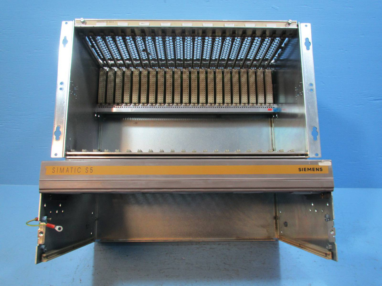 Siemens 6ES5184-3UA11 SIMATIC S5 21 Slot Rack PLC Chassis C79451-A3093-B91 184 U (NP1626-2)