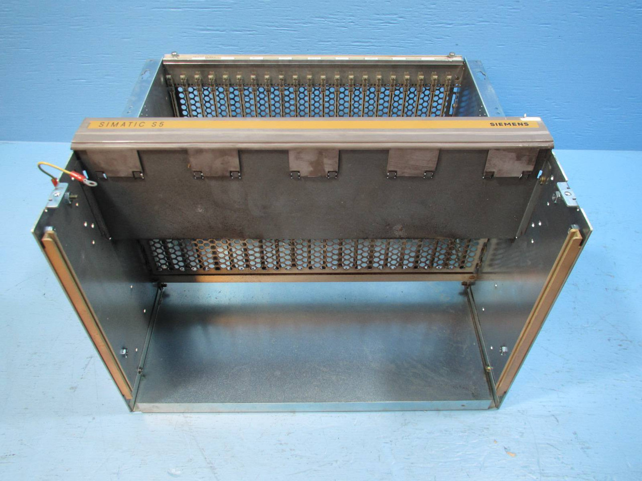 Siemens 6ES5184-3UA11 SIMATIC S5 21 Slot Rack PLC Chassis C79451-A3093-B91 184 U (NP1626-2)