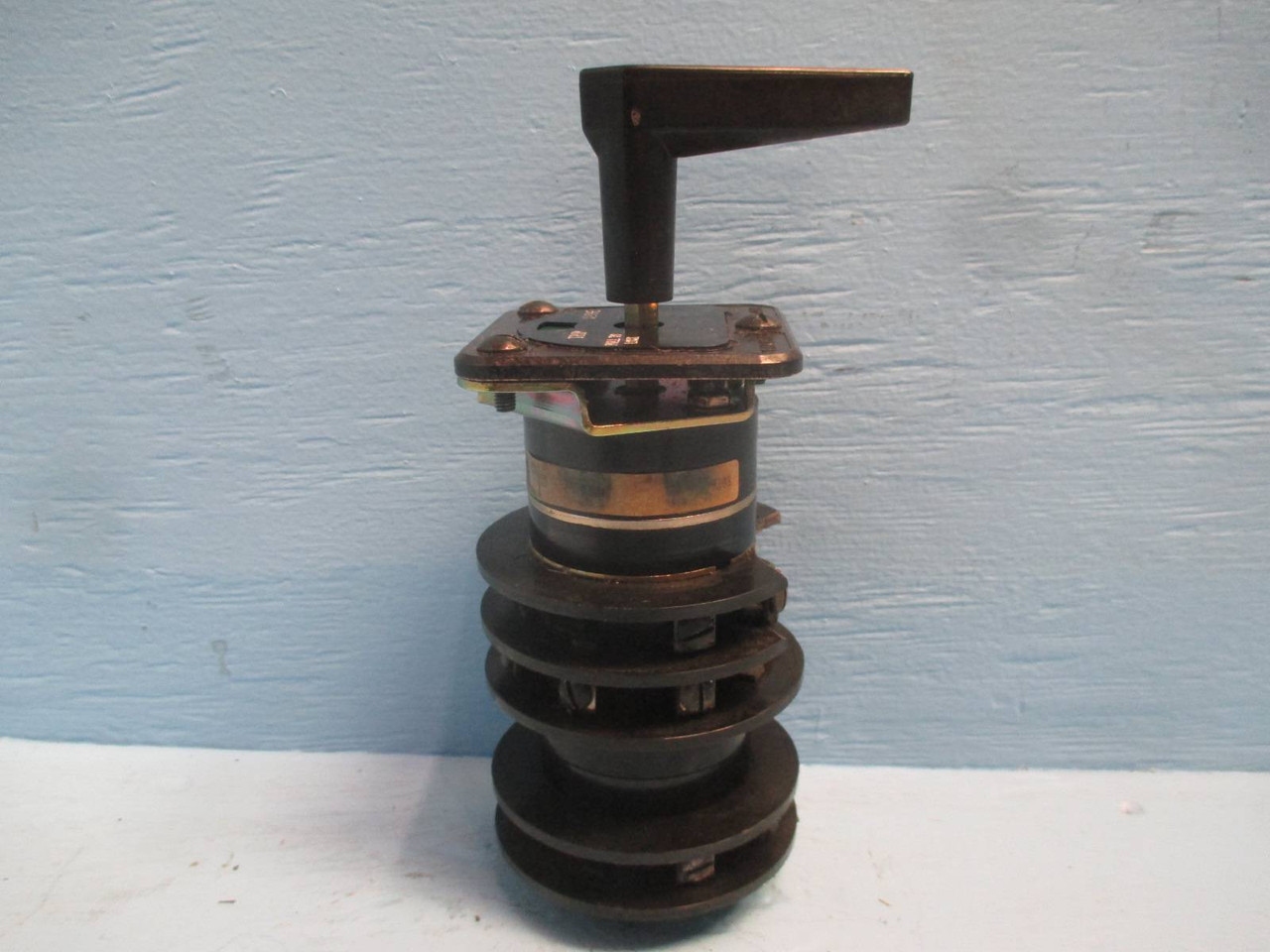 Electroswitch 74203WW 20A 600V Trip Close Rotary Switch Series 24 flaw (DW0179-1)