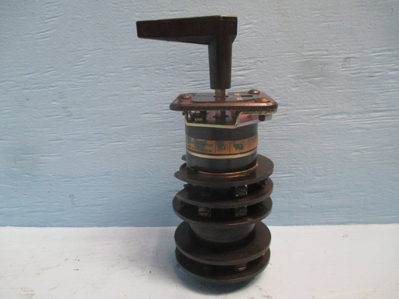 Electroswitch 74203WW 20A 600V Trip Close Rotary Switch Series 24 flaw (DW0179-1)