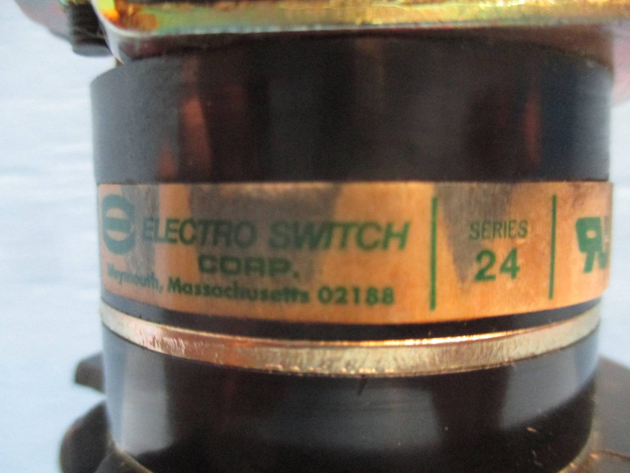 Electroswitch 74203WW 20A 600V Trip Close Rotary Switch Series 24 flaw (DW0179-1)