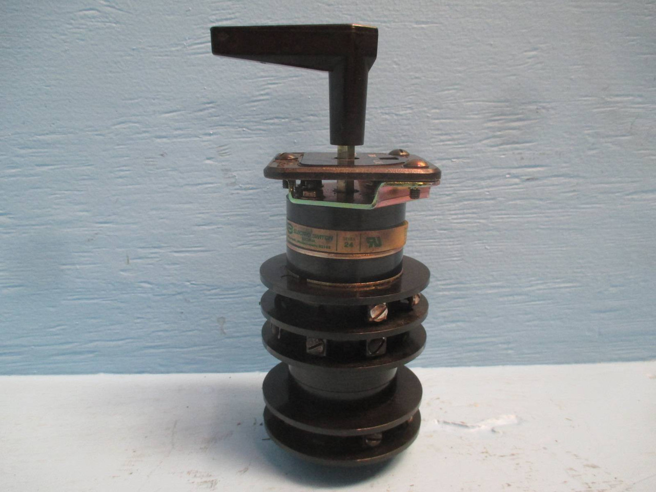 Electroswitch 74203WW 20A 600V Trip Close Rotary Switch Series 24 (DW0178-7)