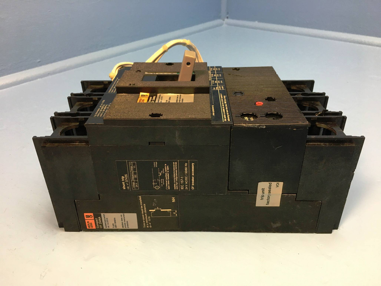 Merlin Gerin CF 250NA 37018 250A Molded Case Switch 480V 3P Shunt & Aux CF250NA (EM2073-2)