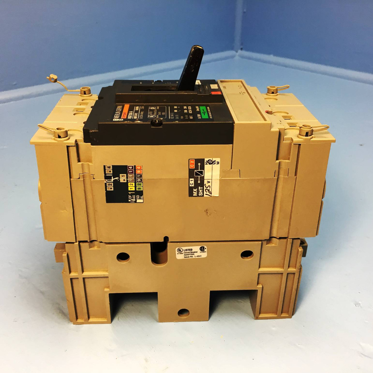 Merlin Gerin NSF250 A 250A Compact Molded Case Switch w/ Adapter & Shunt NSF250A (EM2084-22)