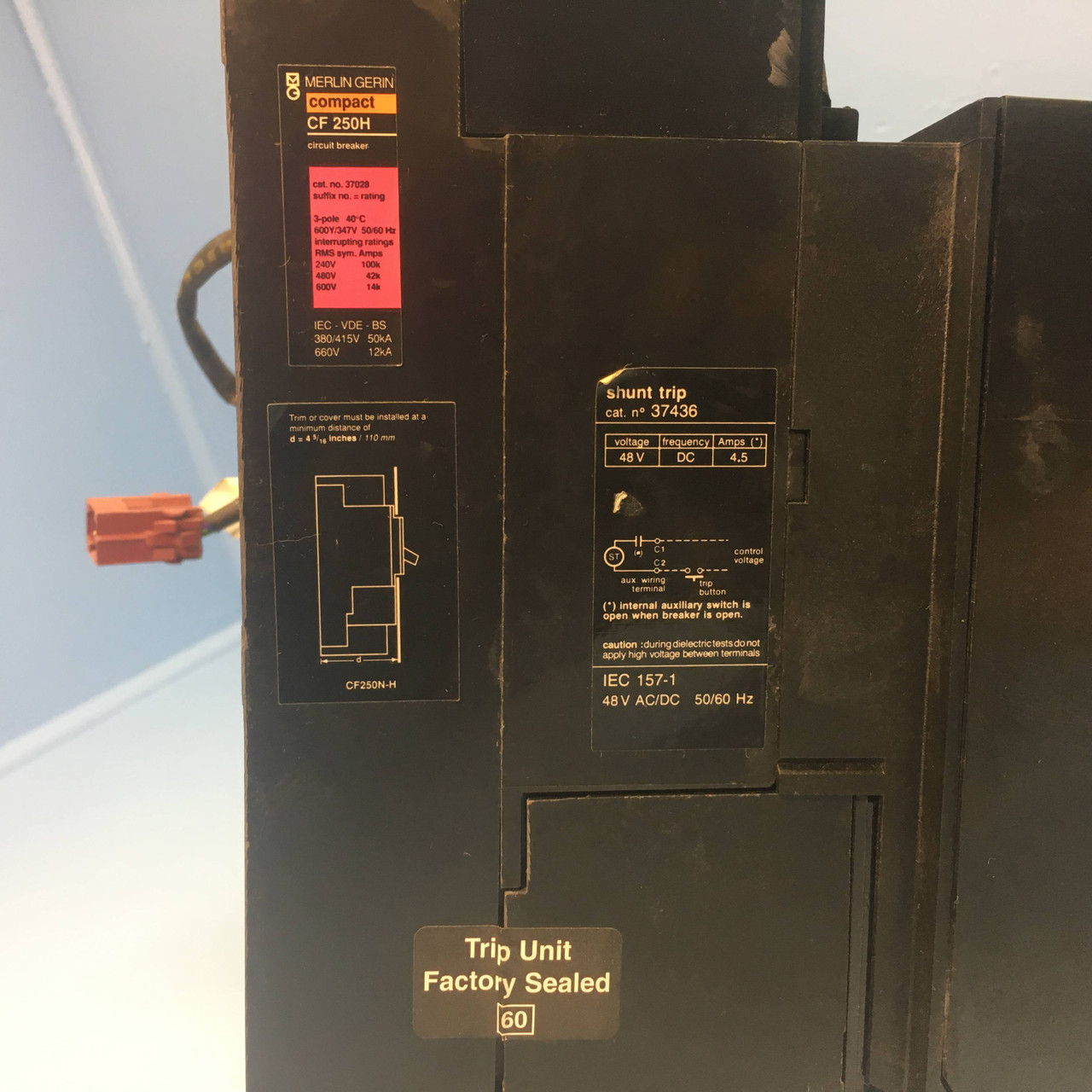 Merlin Gerin CF250H 37028 250A Circuit Breaker w Shunt & 2x Aux CF250H no label (EM2098-2)