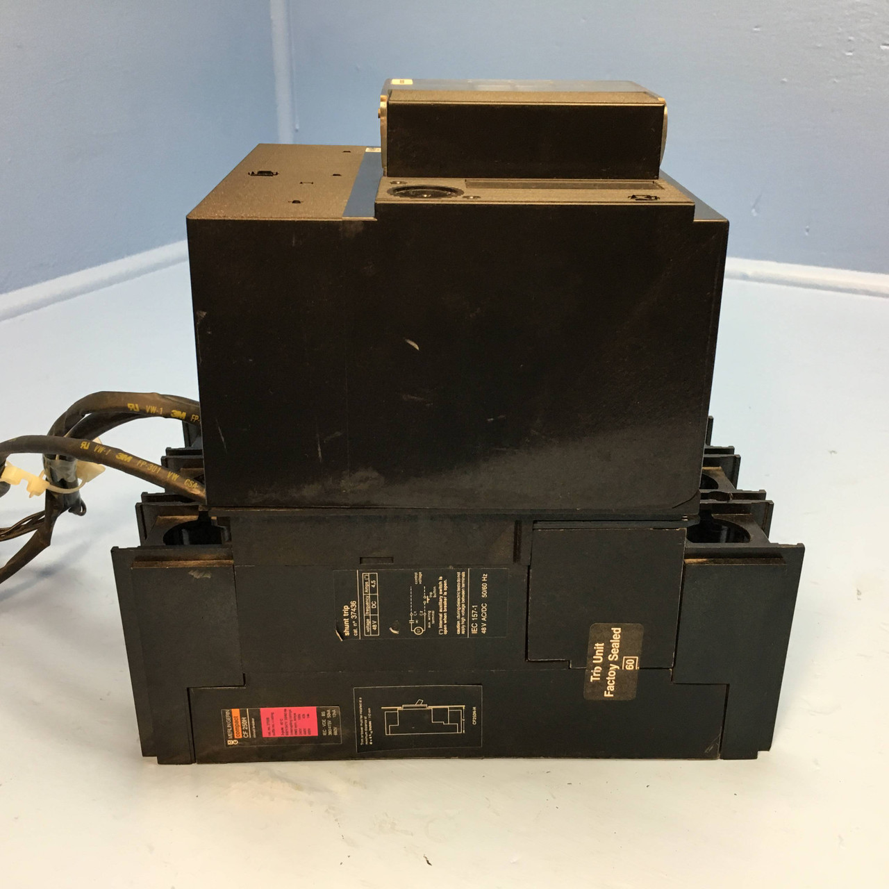 Merlin Gerin CF250H 37028 250A Circuit Breaker w Shunt & 2x Aux CF250H no label (EM2098-2)