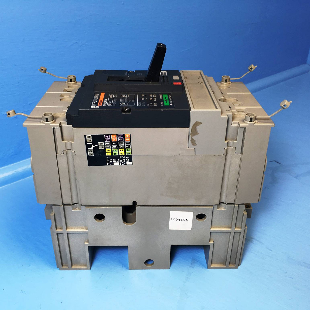 Merlin Gerin NSF250 A 250A Compact Molded Case Switch w/ Adapter & Aux NSF250A (EM2265-9)