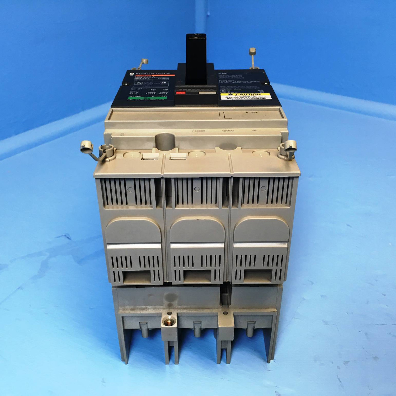 Merlin Gerin NSF250 A 250A Compact Molded Case Switch w/ Adapter & Aux NSF250A (EM2265-14)