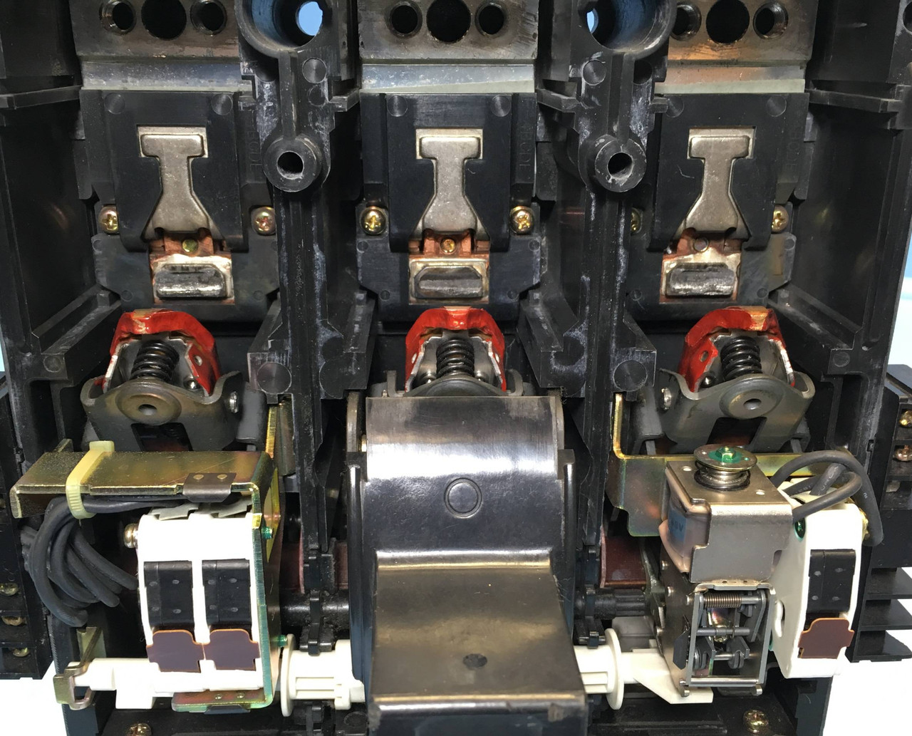 Mitsubishi NF-SL3600 600A Circuit Breaker w/ Aux & Shunt NF-SL NFSL3600 600 Amp (EM2370-1)