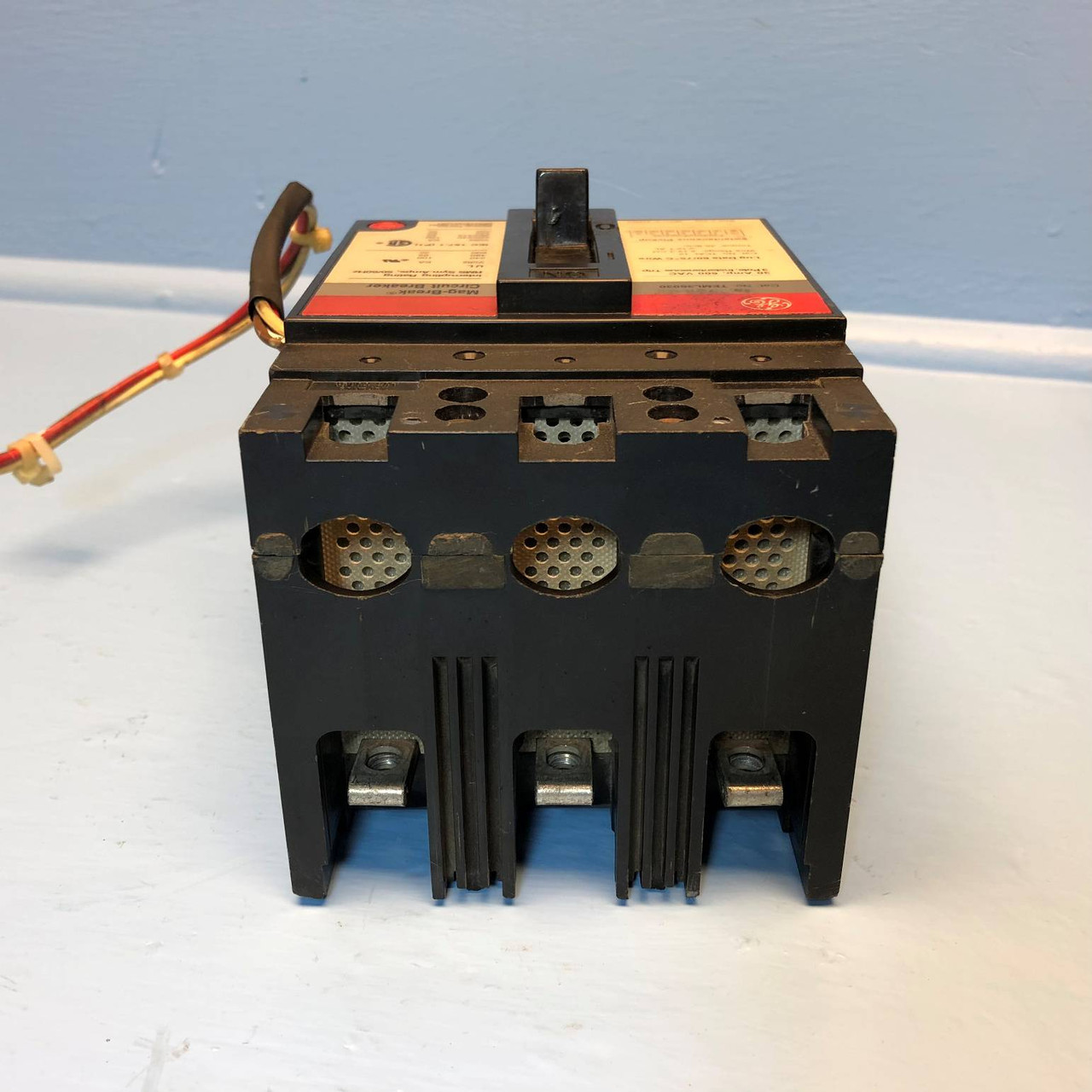 GE TEML36030 30A Mag-Break Circuit Breaker w Aux 600V 3P 30 Amp General Electric (EM2500-2)